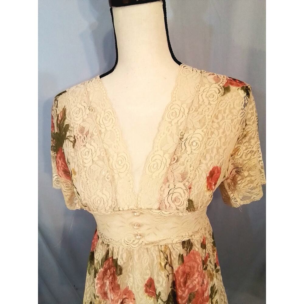 Pretty Good; Beige lace top with roses - Picture 2 of 8